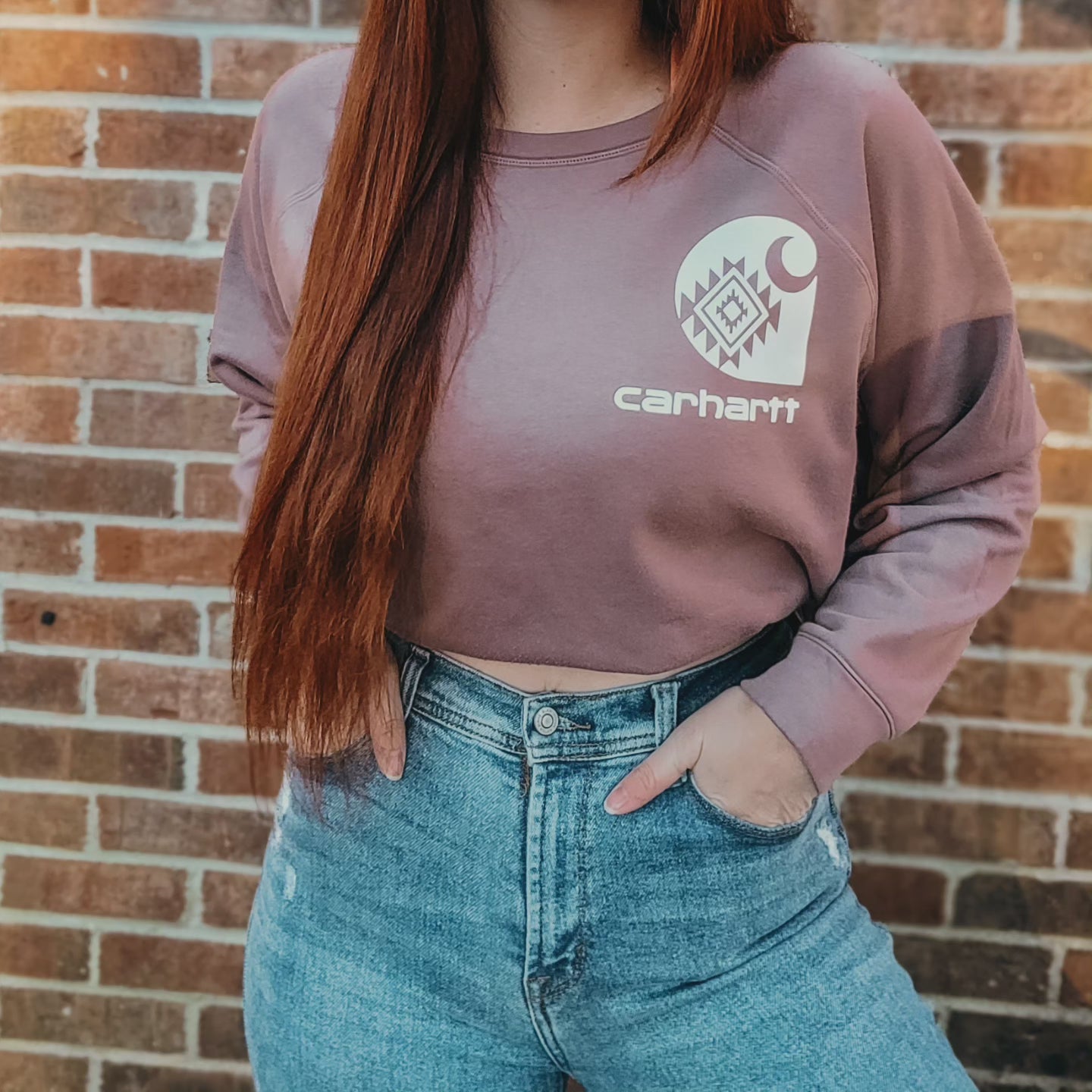 Mauve crewneck with western Carhartt logo