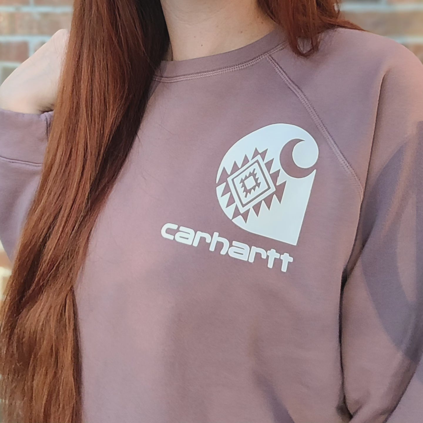 Mauve crewneck with western Carhartt logo